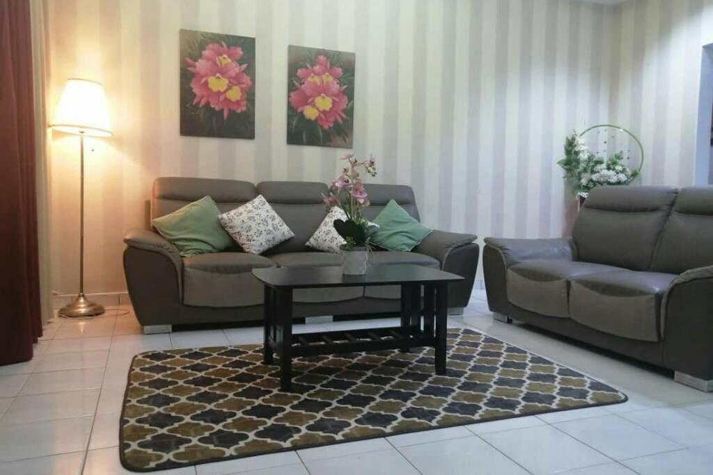Orked Aeridina Homestay Puchong Extérieur photo